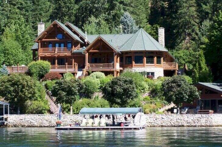 Here's a Look at The Best Waterfront Homes on The Market - WTFacts